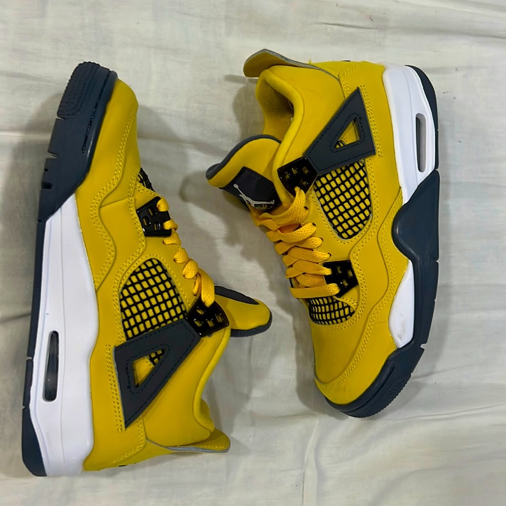 only worn once great condition no box but amazing shoe